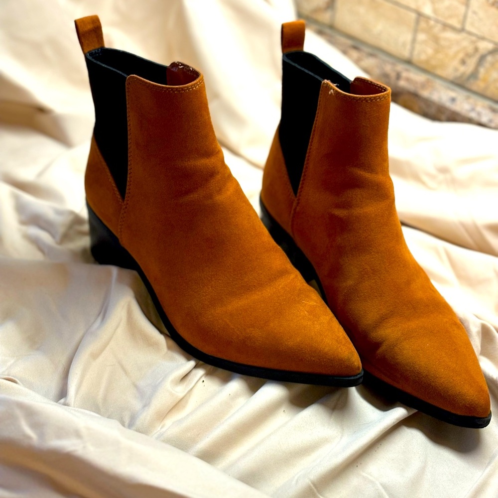 A New Day size 7.5 ankle boots with low heel.